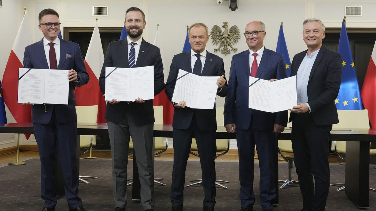 Polská opozice podepsala koaliční smlouvu. Slibuje, že to dosavadní moci spočítá